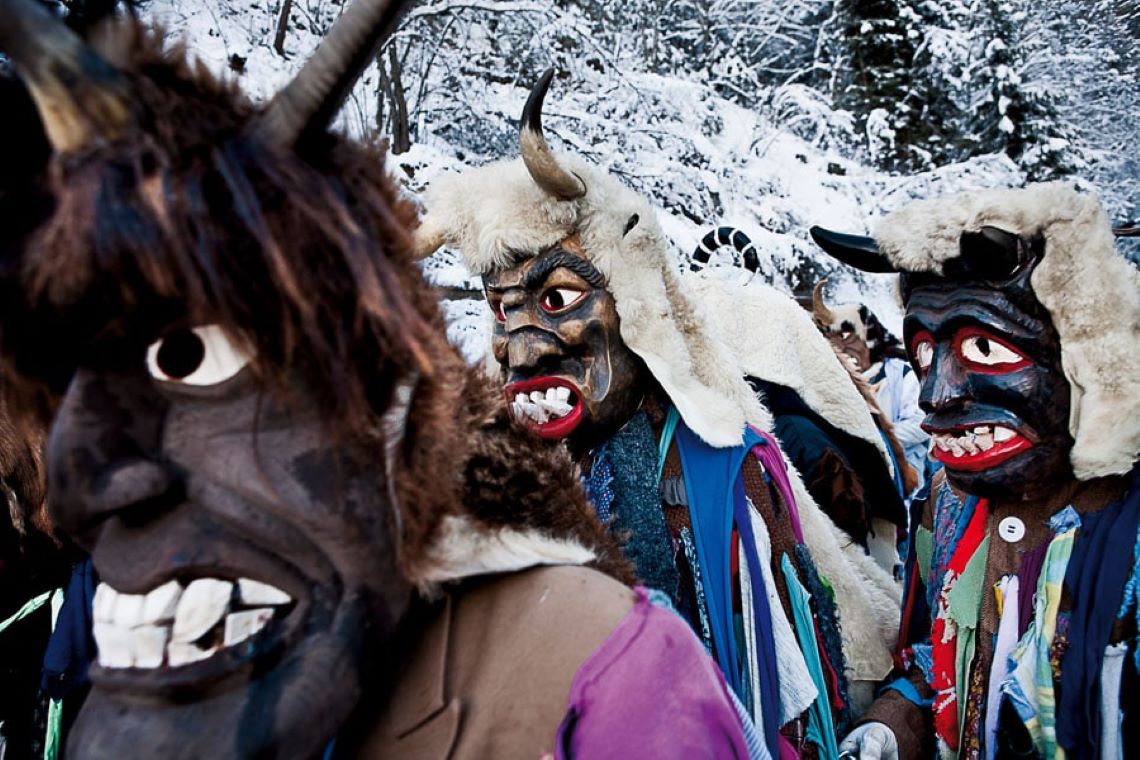 una delle fotografie della mostra dedicata ai riti tradizioni e leggende delle alpi