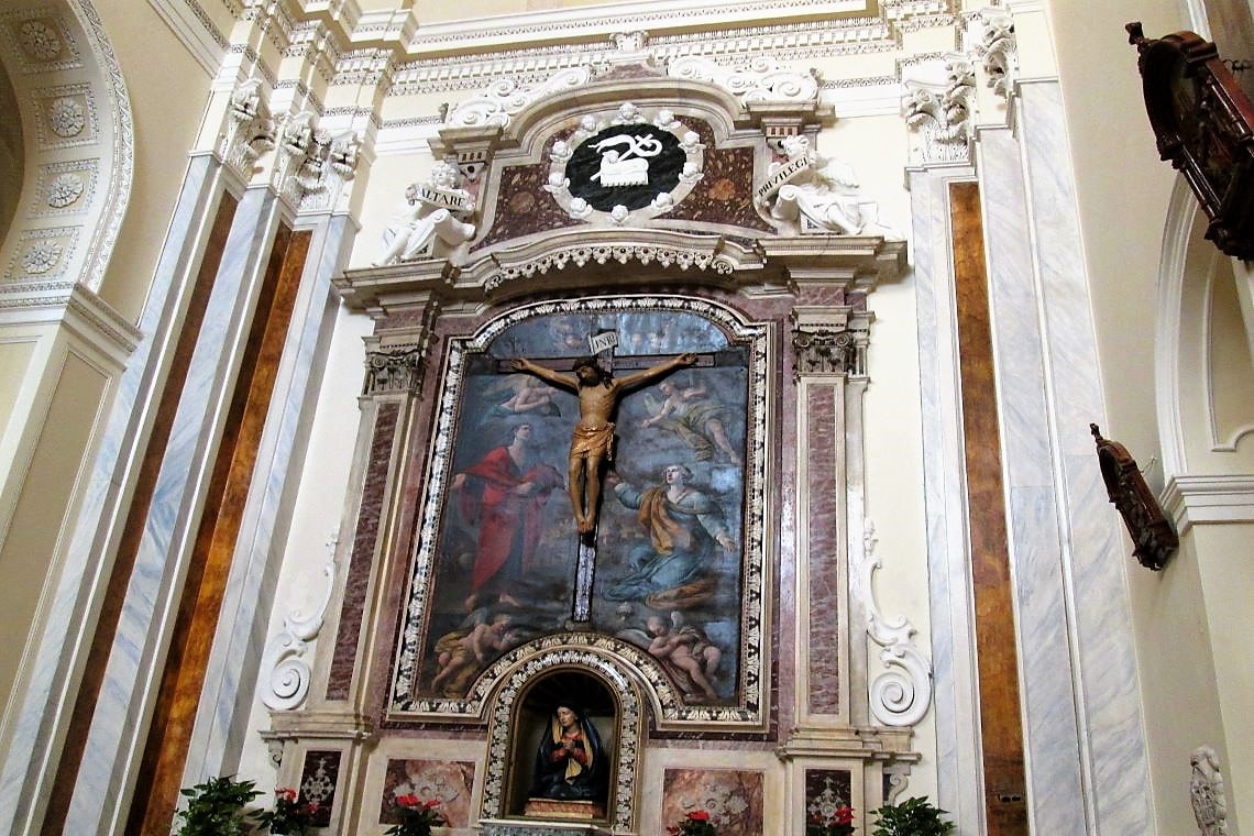altare del crocifisso della cattedrale di giovinazzo