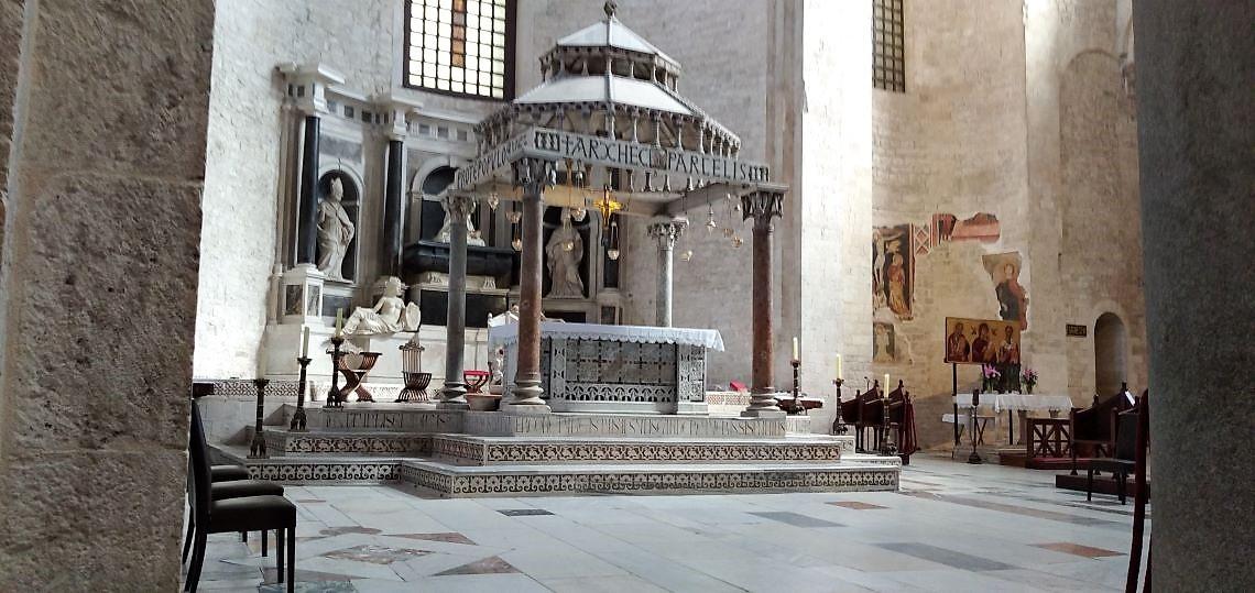 altare e mausoleo di bona sforza nella basilica di san nicola