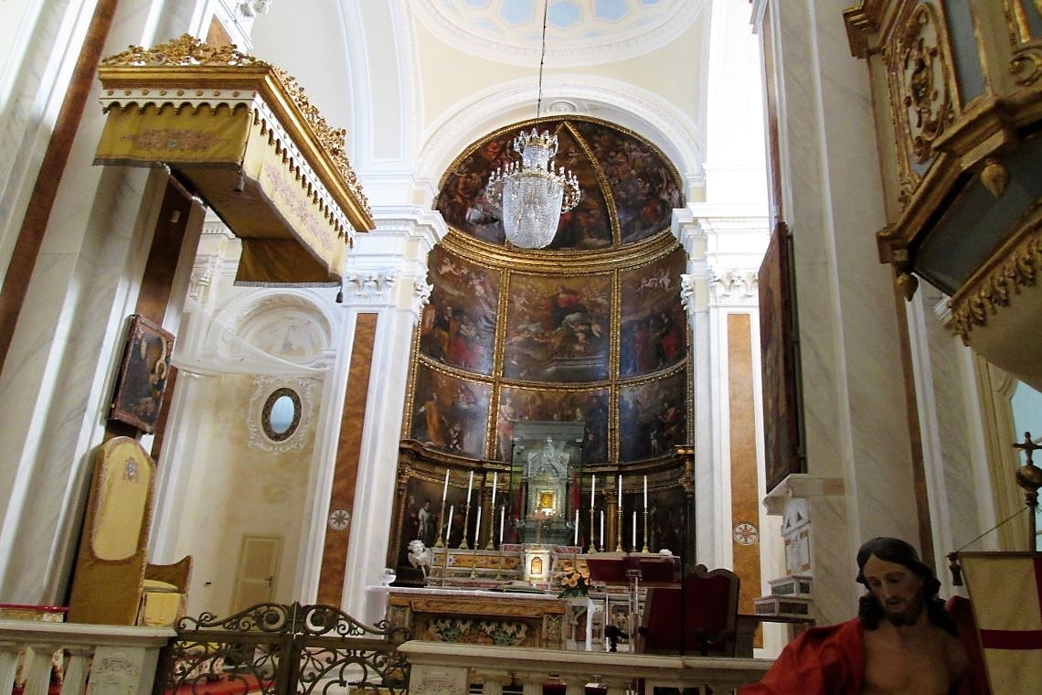 altare maggiore della cattedrale di giovinazzo