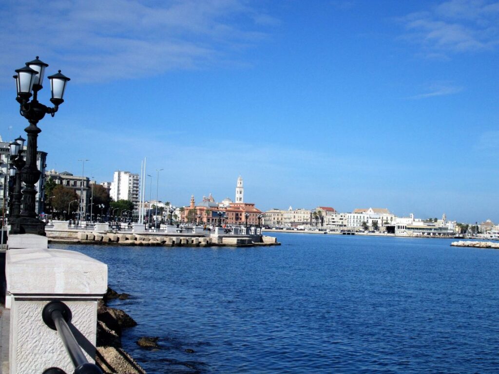scorcio panoramico del lungomare di bari in un itinerario di visita alternativa