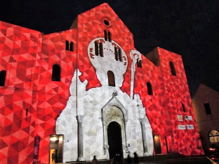 la basilica di san nicola di bari con illuminazioni natalizie