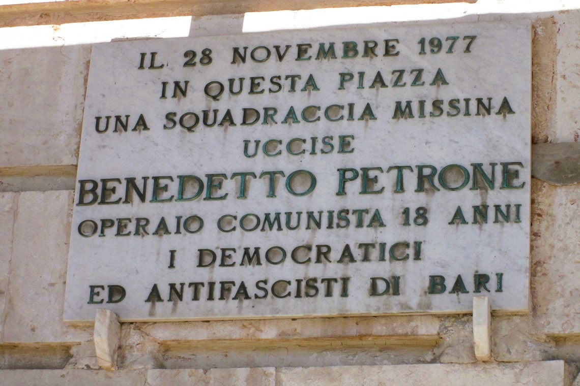la targa dedicata a benedetto petrone a bari