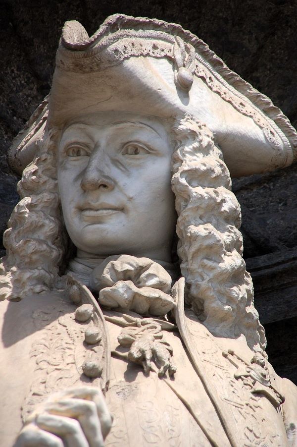 scultura di raffaele belliazzi raffigurante carlo III di borbone sul palazzo reale di napoli
