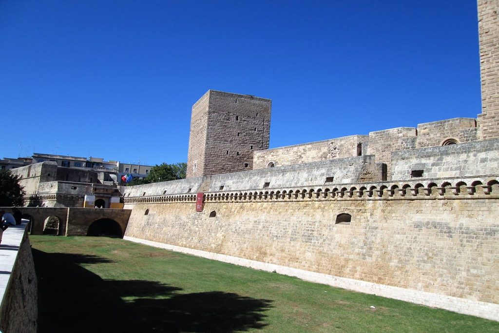 Una veduta del Castello Svevo, simbolo della storia di Bari