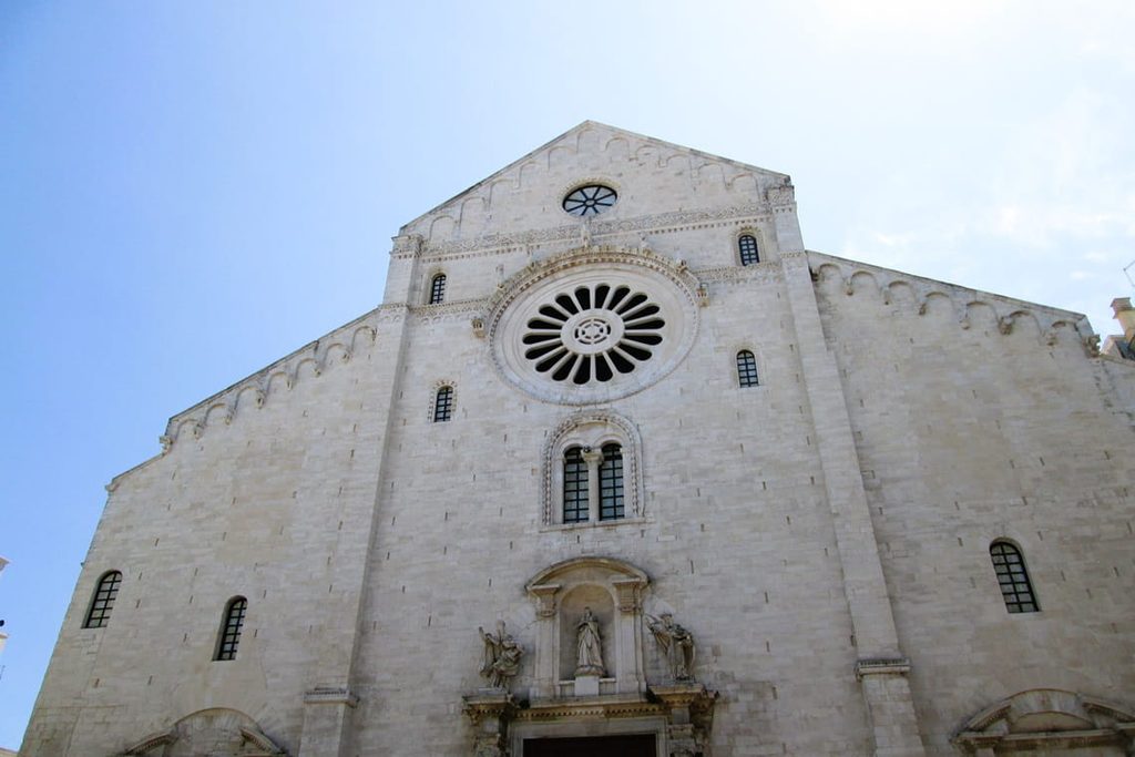 La facciata della Cattedrale di Bari con il rosone