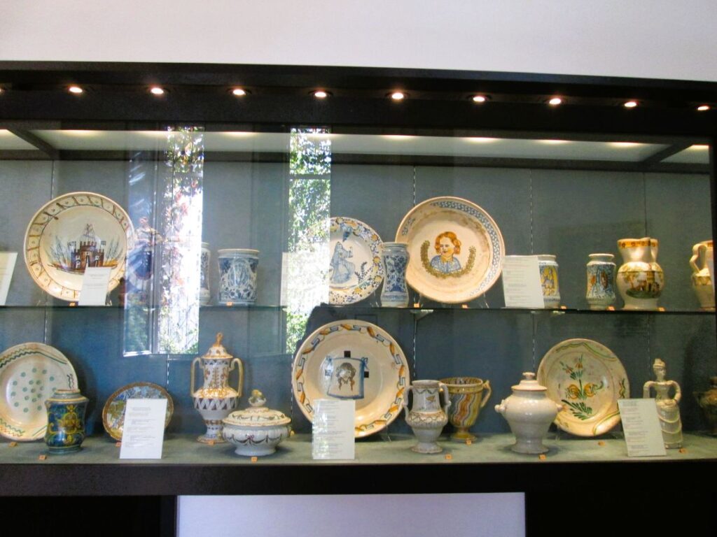 ceramica pugliese in esposizione alla pinacoteca corrado giaquinto di bari