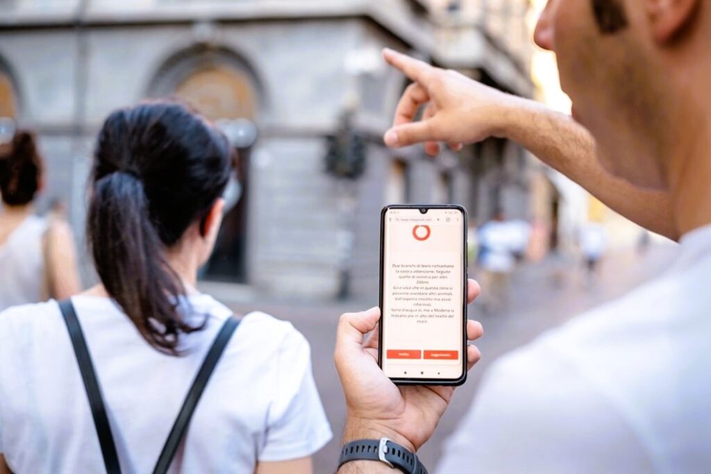 due turisti esplorano una bari insolita e segreta con una caccia al tesoro tramite l’app cluego