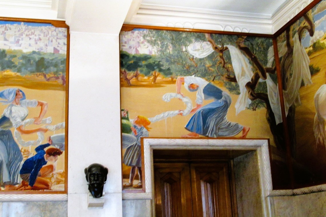 dipinti parietali ispirati all'acqua e alla popolazione locale