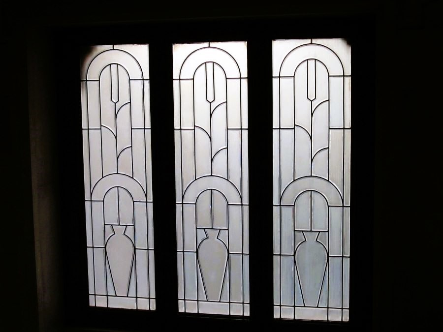 dettagli delle vetrate nel palazzo dell'acquedotto pugliese di bari