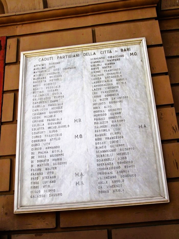 epigrafe in onore dei caduti partigiani di bari che parteciparono alla resistenza