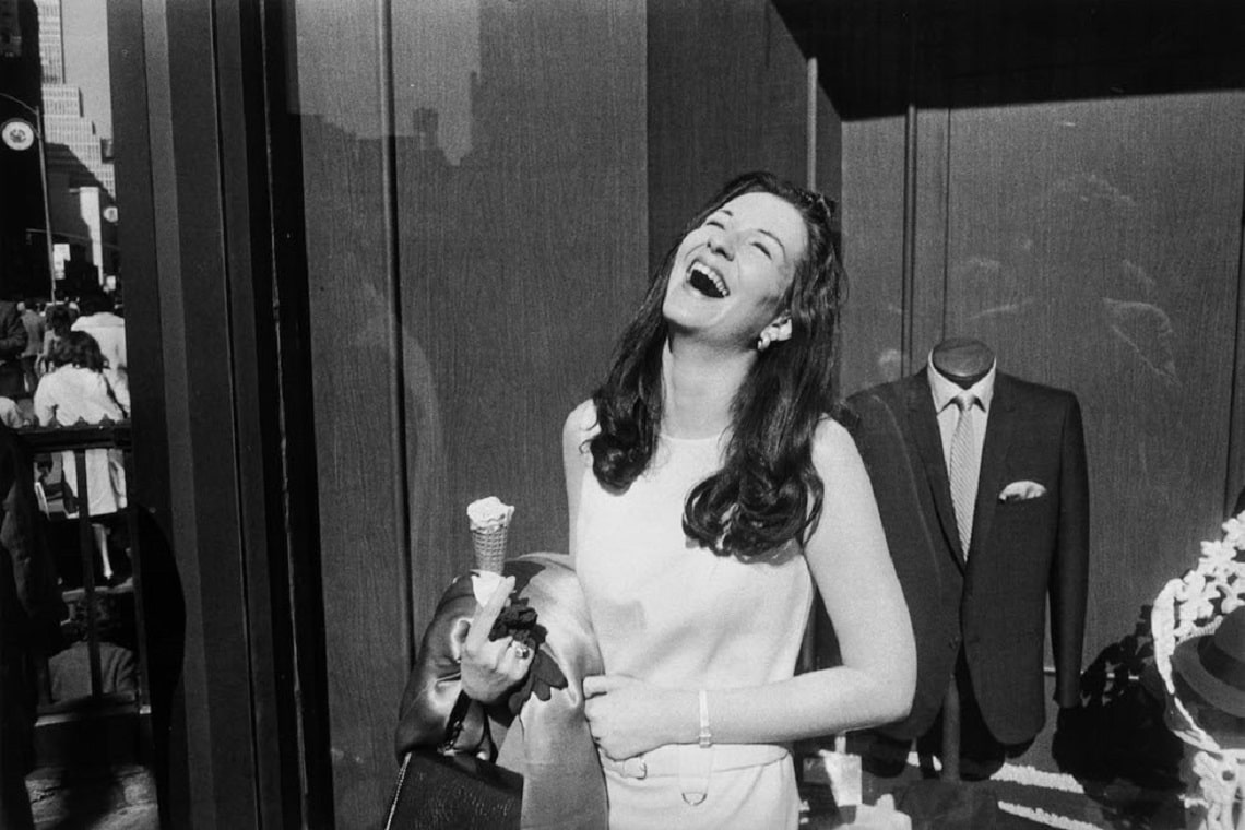 una delle donne immortalate dal fotografo garry winogrand