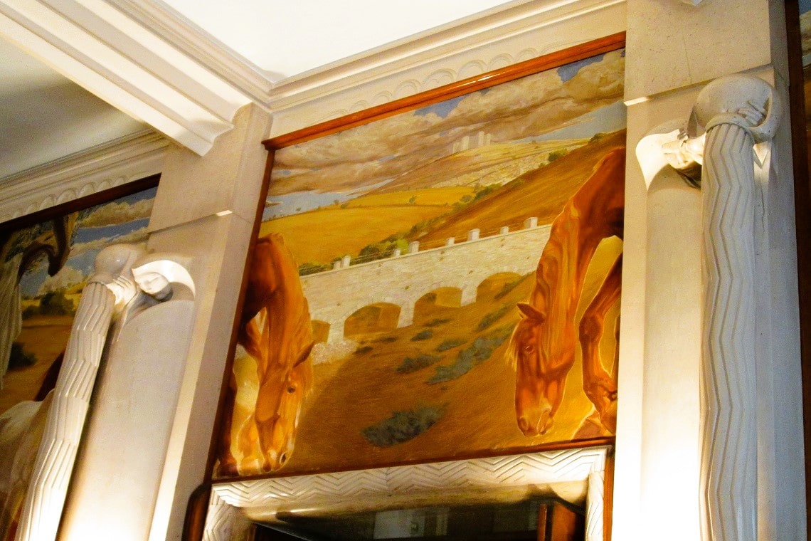 dettagli presenti nel palazzo dell'acquedotto pugliese