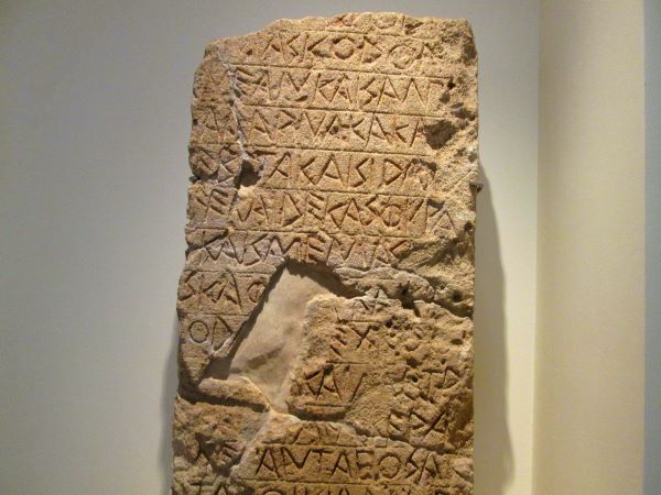 iscrizione greca conservata nel museo marta di taranto