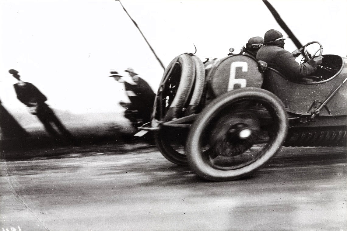 foto di jacques-henri lartigue dedicata al gran premio dell'automobilismo