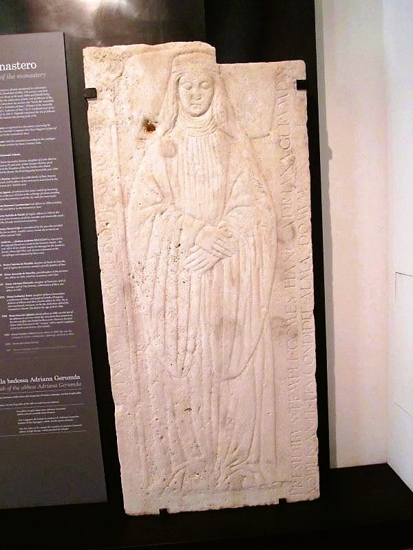 lastra sepolcrale della badessa adriana gerumda nel museo archeologico di bari