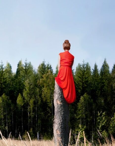 le situations rosse della fotografa maia flore un viaggio tra libertà e poesia