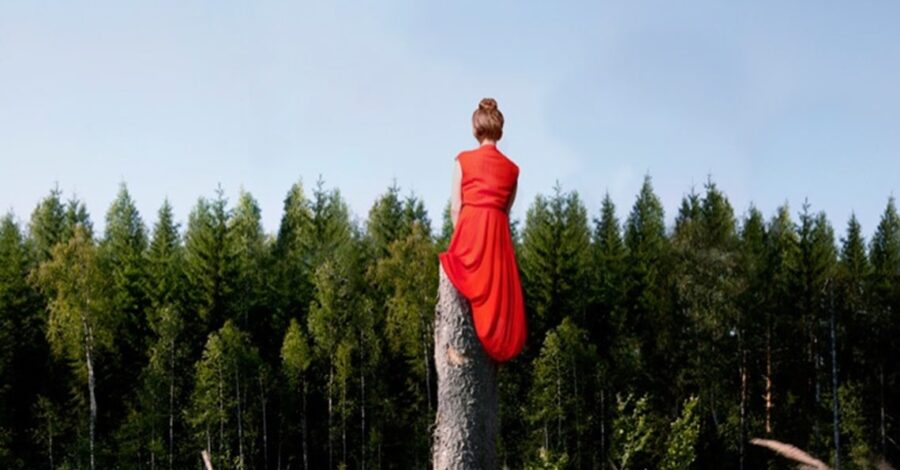 le situations rosse della fotografa maia flore un viaggio tra libertà e poesia