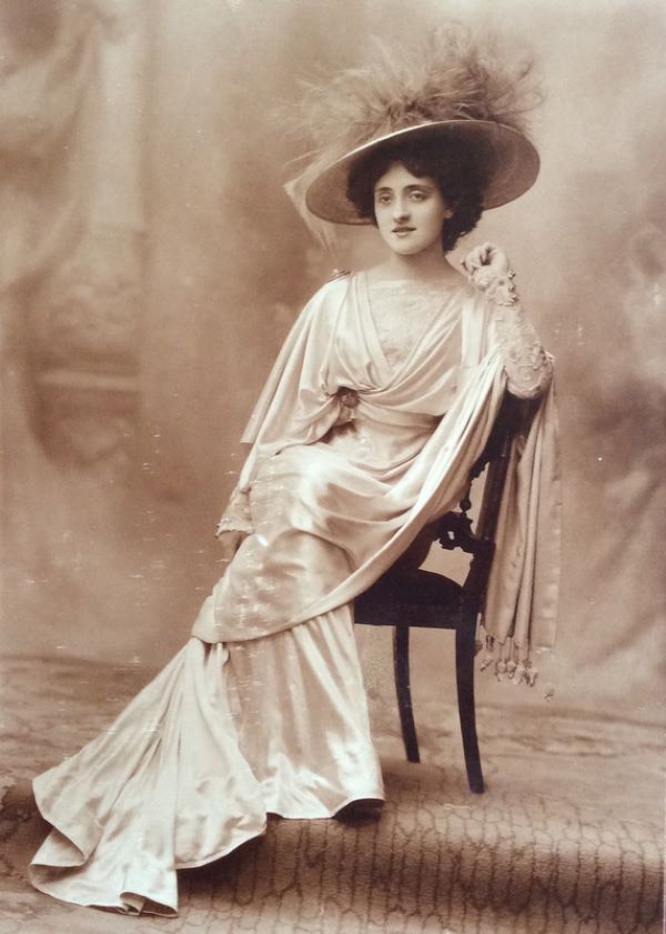 l'attrice lyda borelli con un abito creato da rosa genoni