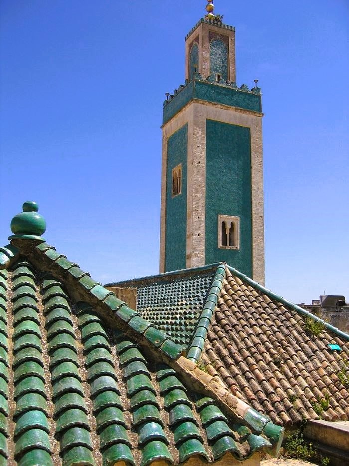 particolari della madrasa bou inania in marocco