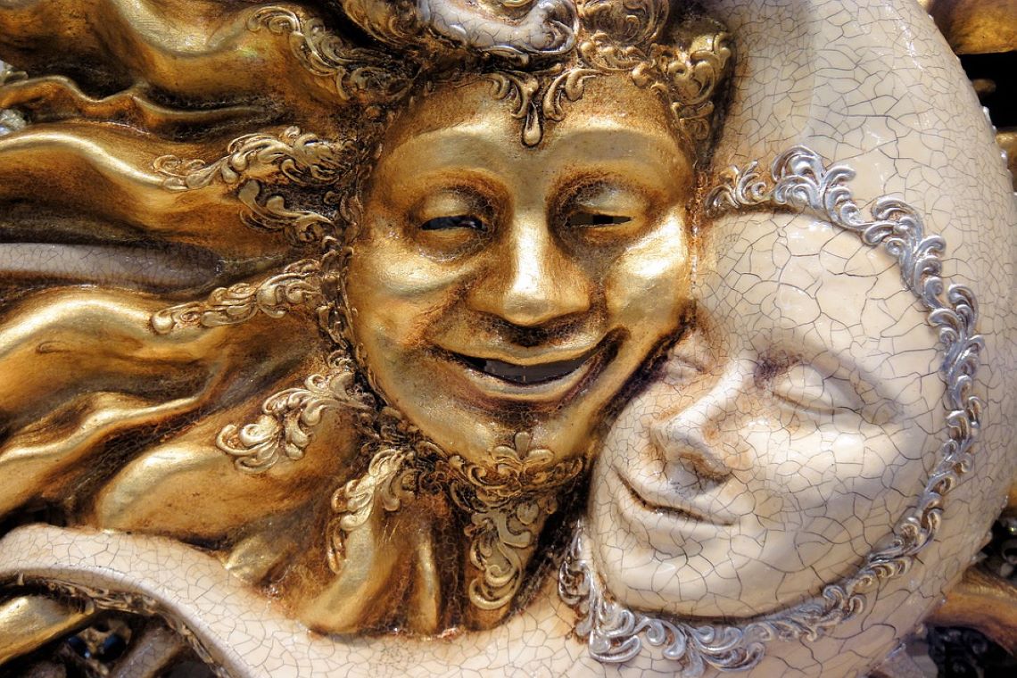 maschere di carnevale raffiguranti il sole e la luna