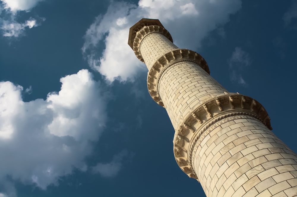 uno dei minareti del taj mahal tra le caratteristiche dell'arte islamica