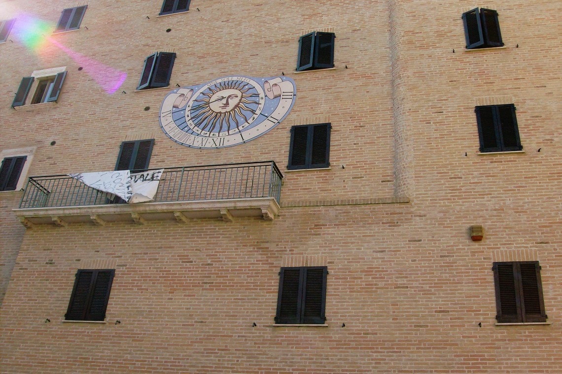 palazzo campanelli e l'orologio solare a monteprandone