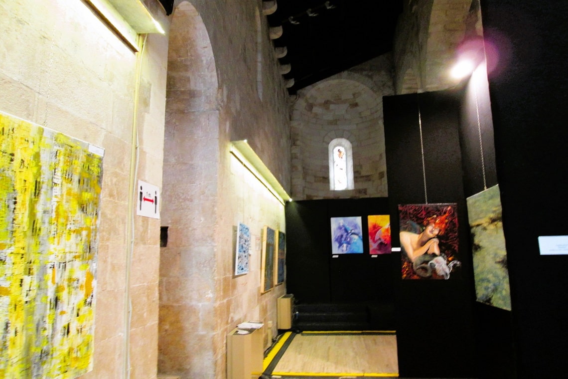 mostra di bibart biennale d'arte contemporanea allestita a bari nella chiesa della vallisa