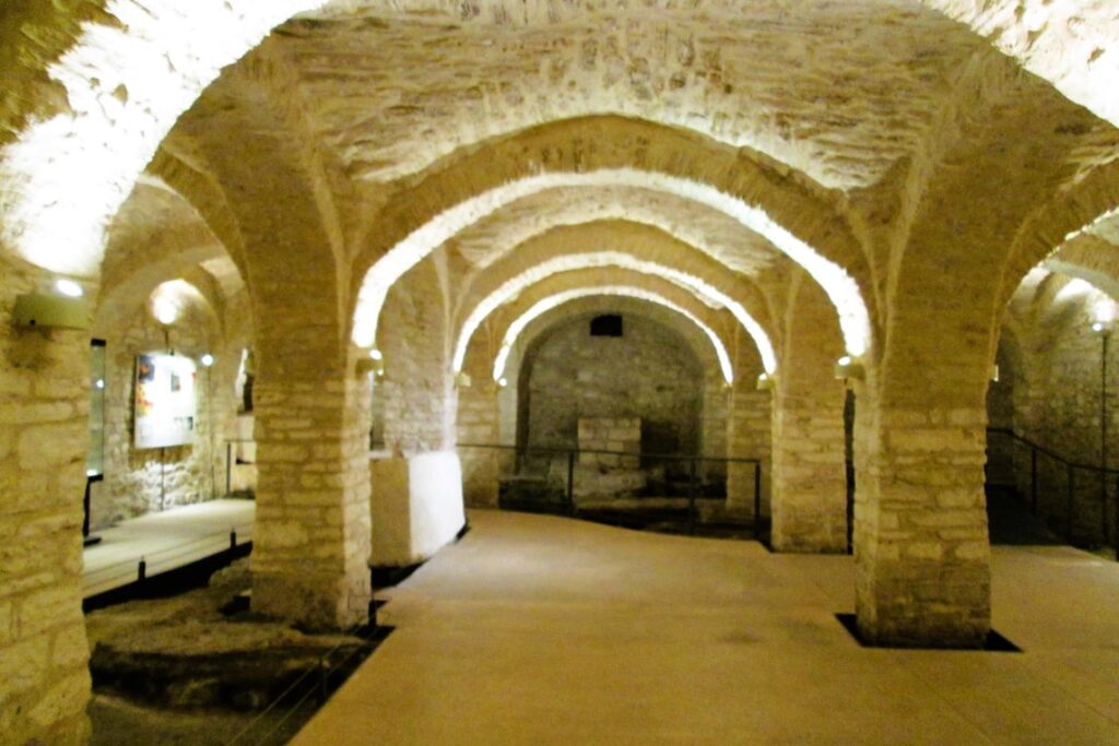 i resti archeologici all'interno del museo del succorpo della cattedrale di bari