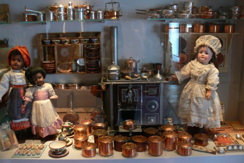 le bambole e il museo di rocca d'angera