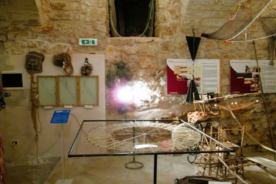 reti e altri oggetti all'interno del museo del mare di molfetta
