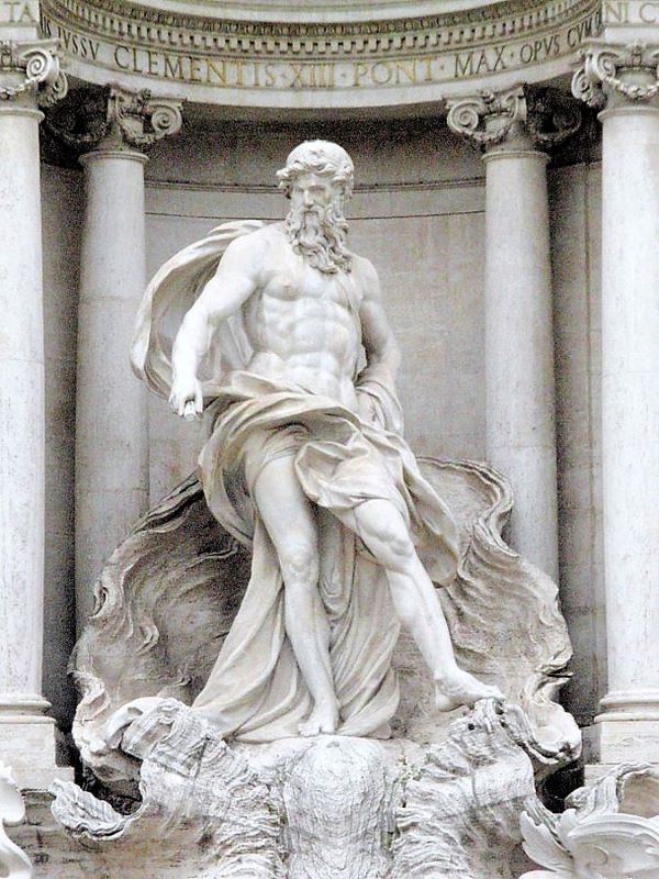 statua del dio oceano nella fontana di trevi a roma