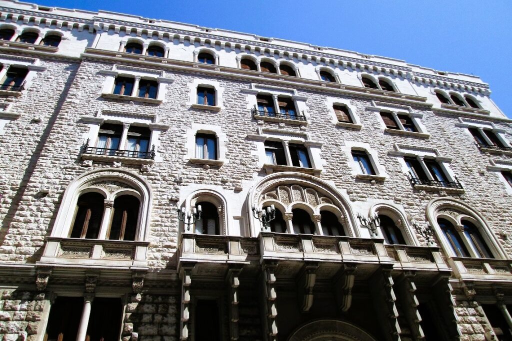 il palazzo dell'acquedotto pugliese di bari