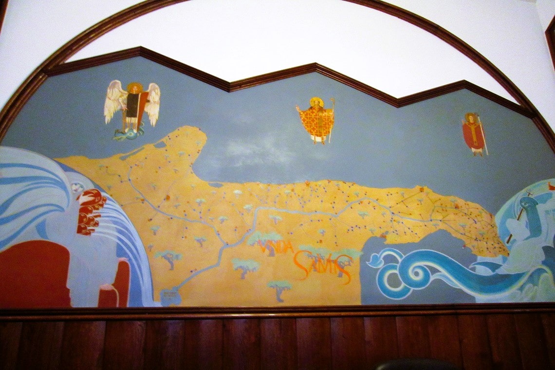 dipinto parietale con raffigurati i tre santi pugliesi principali