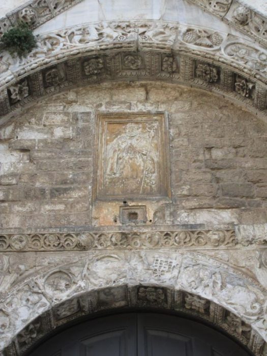 bassorilievo dedicato a san nicola sul portone d'ingresso della basilica a bari vecchia