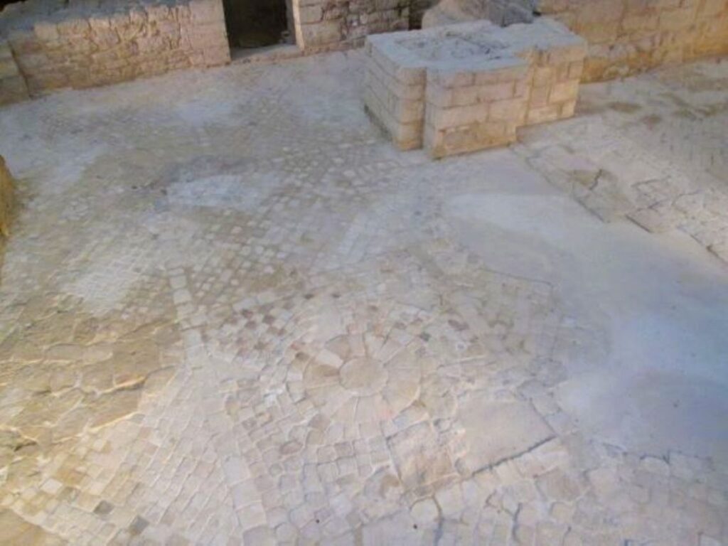 resti della chiesa dell'XI secolo rinvenuti nel museo di santa scolastica a bari