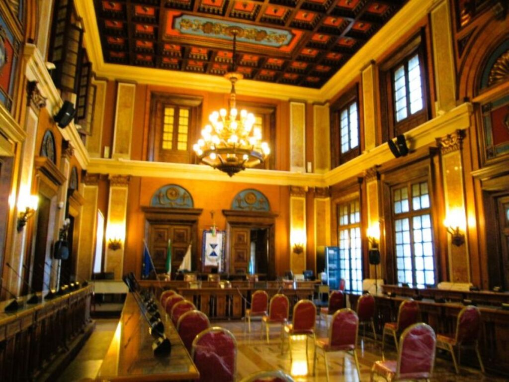 la sala consiliare del palazzo della provincia di bari