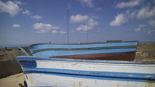 le barche dei migranti utilizzate dall'artista massimo sansavini per la mostra touroperator