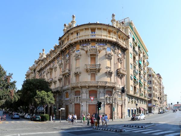 un palazzo in stile liberty o art nouveau in italia