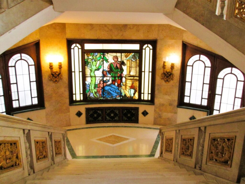 lo scalone d'onore all'interno della palazzo della provincia di bari