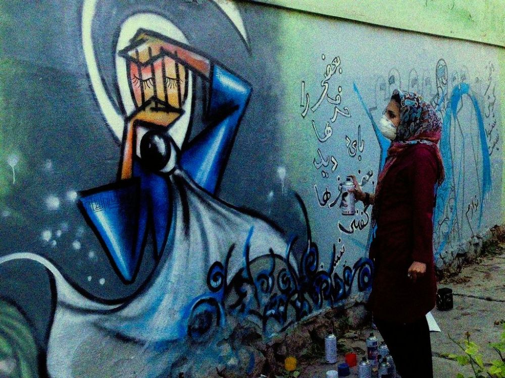 shamsia hassani al lavoro su alcuni murales