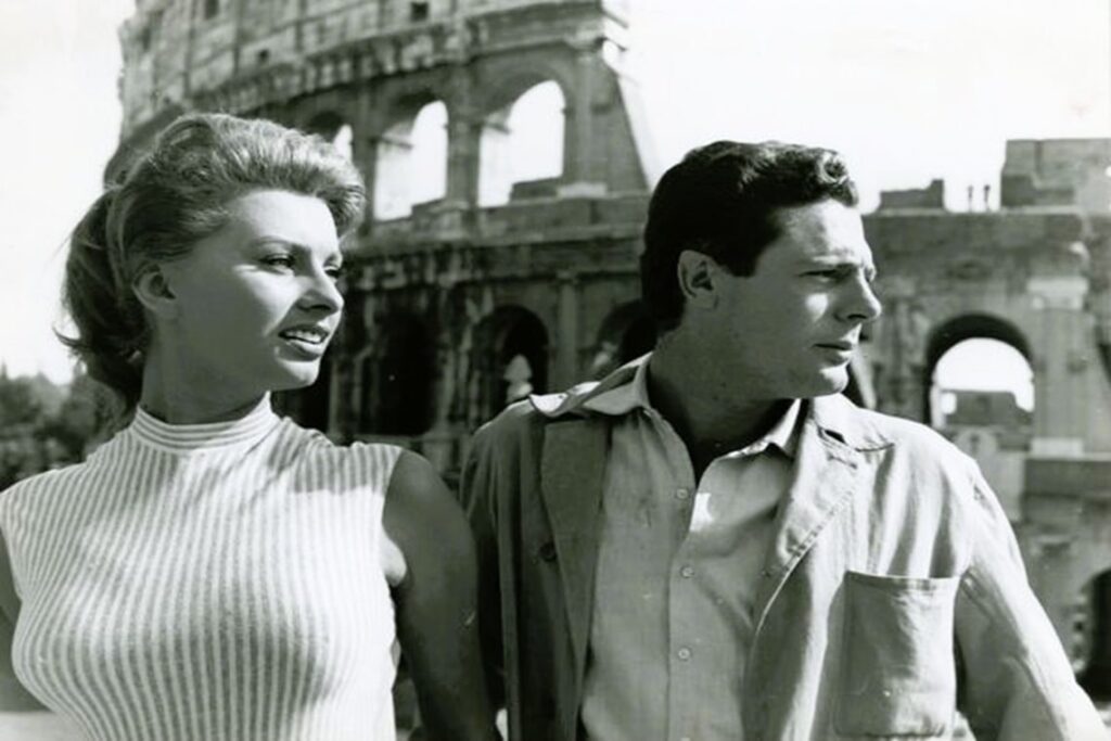 sophia loren e marcello mastroianni  con il colosseo di roma sullo sfondo