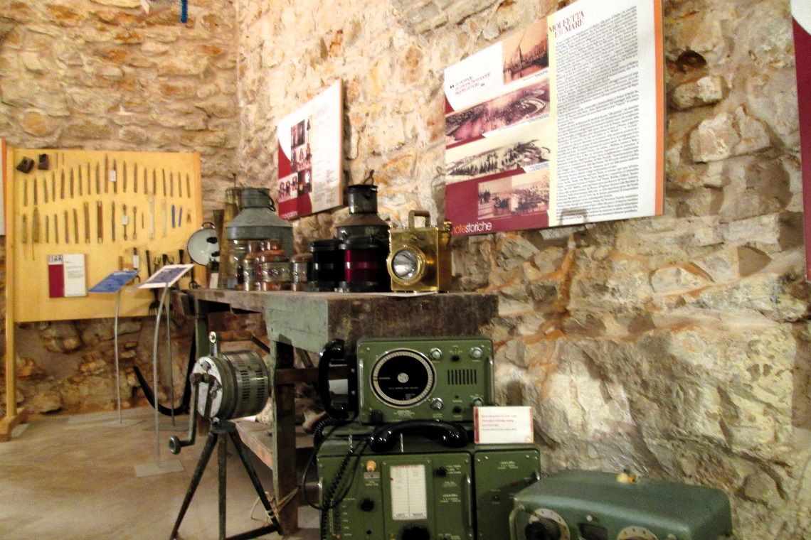 strumenti di segnalazione per la navigazione nel museo etnografico del mare di molfetta