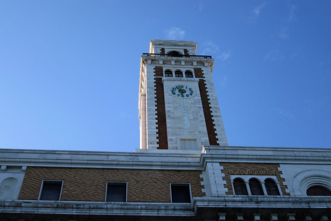 torre dell'orologio del palazzo della provincia di bari