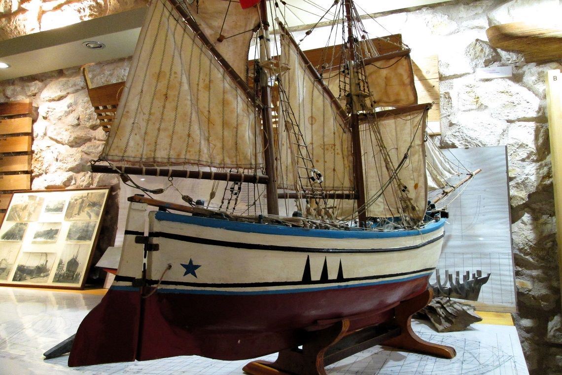 un modello di imbarcazione all'interno del museo etnografico del mare di molfetta