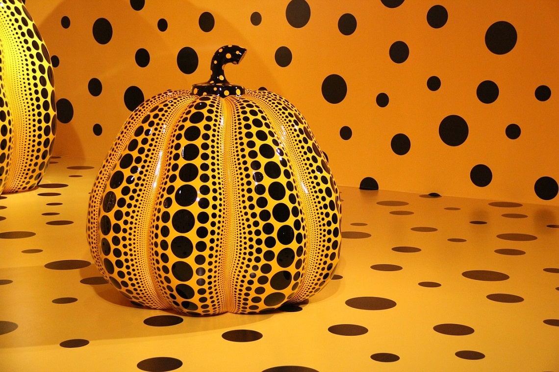 una zucca gialla gigante tra le opere di yayoi kusama