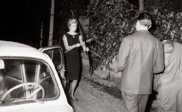 anita ekberg de la dolce vita paparazzata con arco e frecce