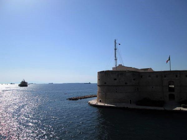 una delle immagini del castello aragonese di taranto con vista mare