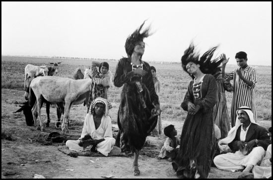 nomadi beduini che danzano 