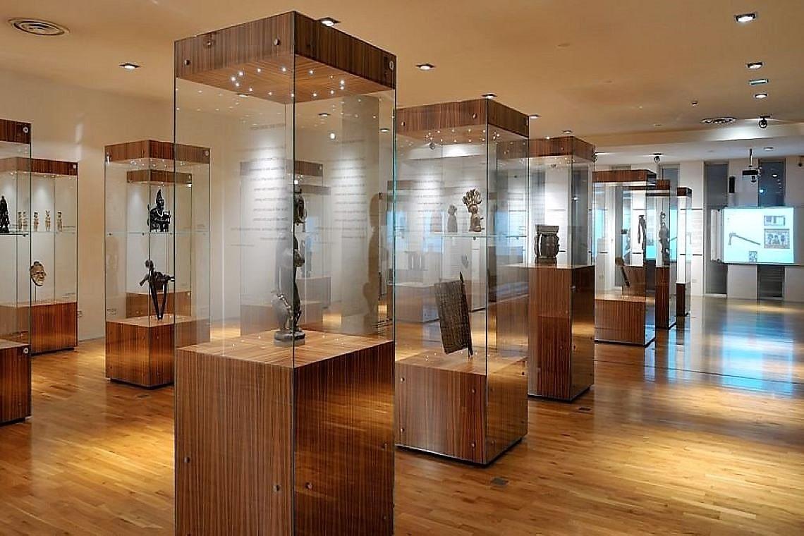 sala della collezione permanente al museo africano di bergamo